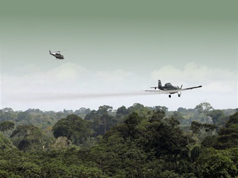 Sproeien aan de grens tussen Ecuador en Colombia